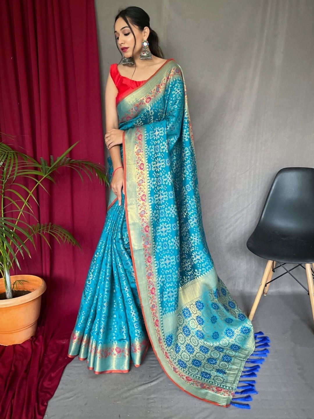 

DIVASTRI Woven Design Zari Silk Blend Patola Saree, Blue