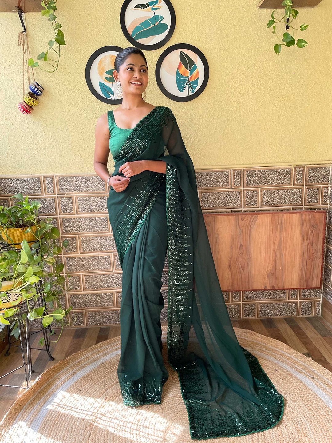 

DIVASTRI Embellished Sequinned Poly Georgette Saree, Green