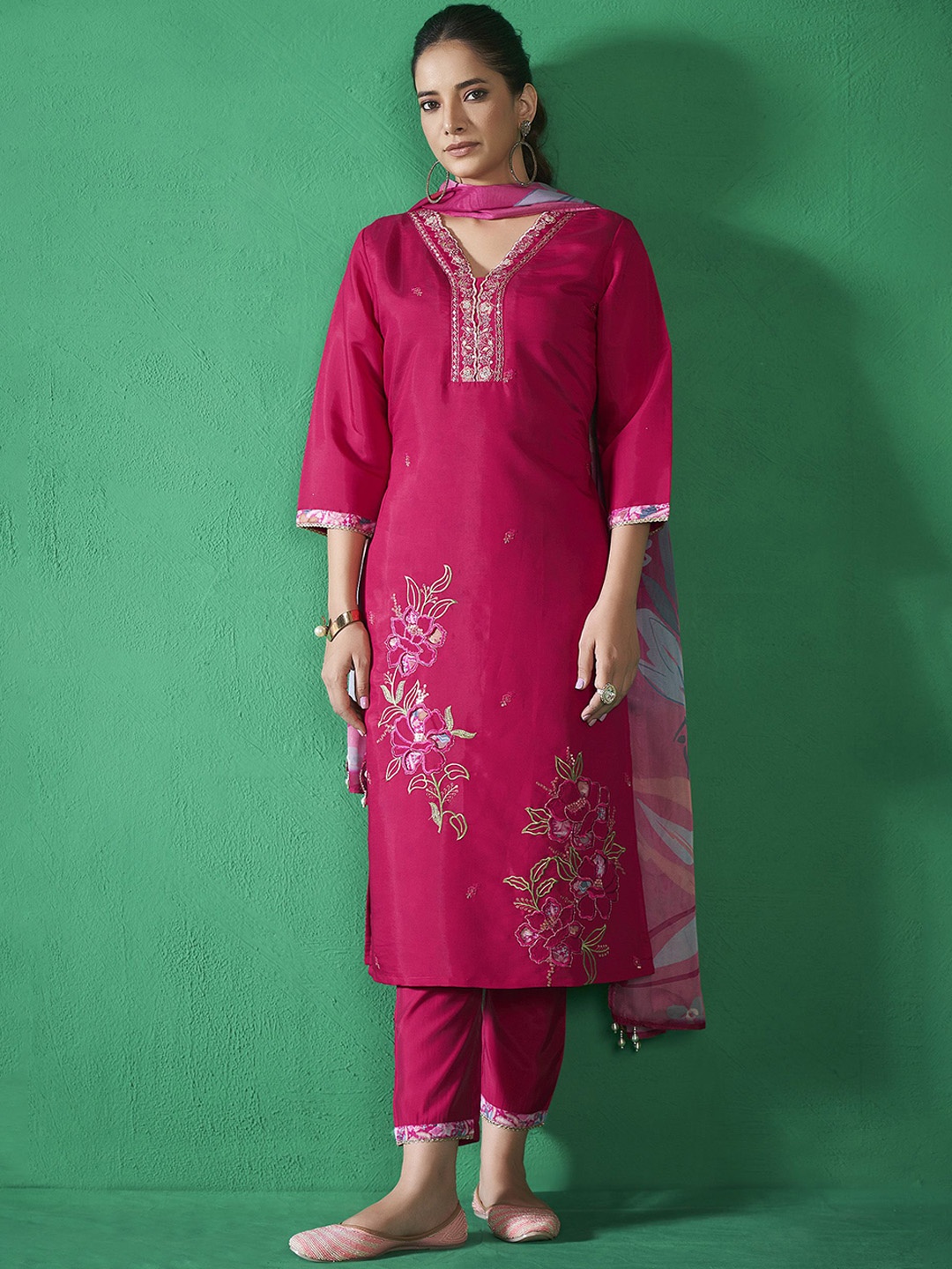 

Anouk Red Floral Beads And Stones V-Neck Kurta With Trousers & Dupatta