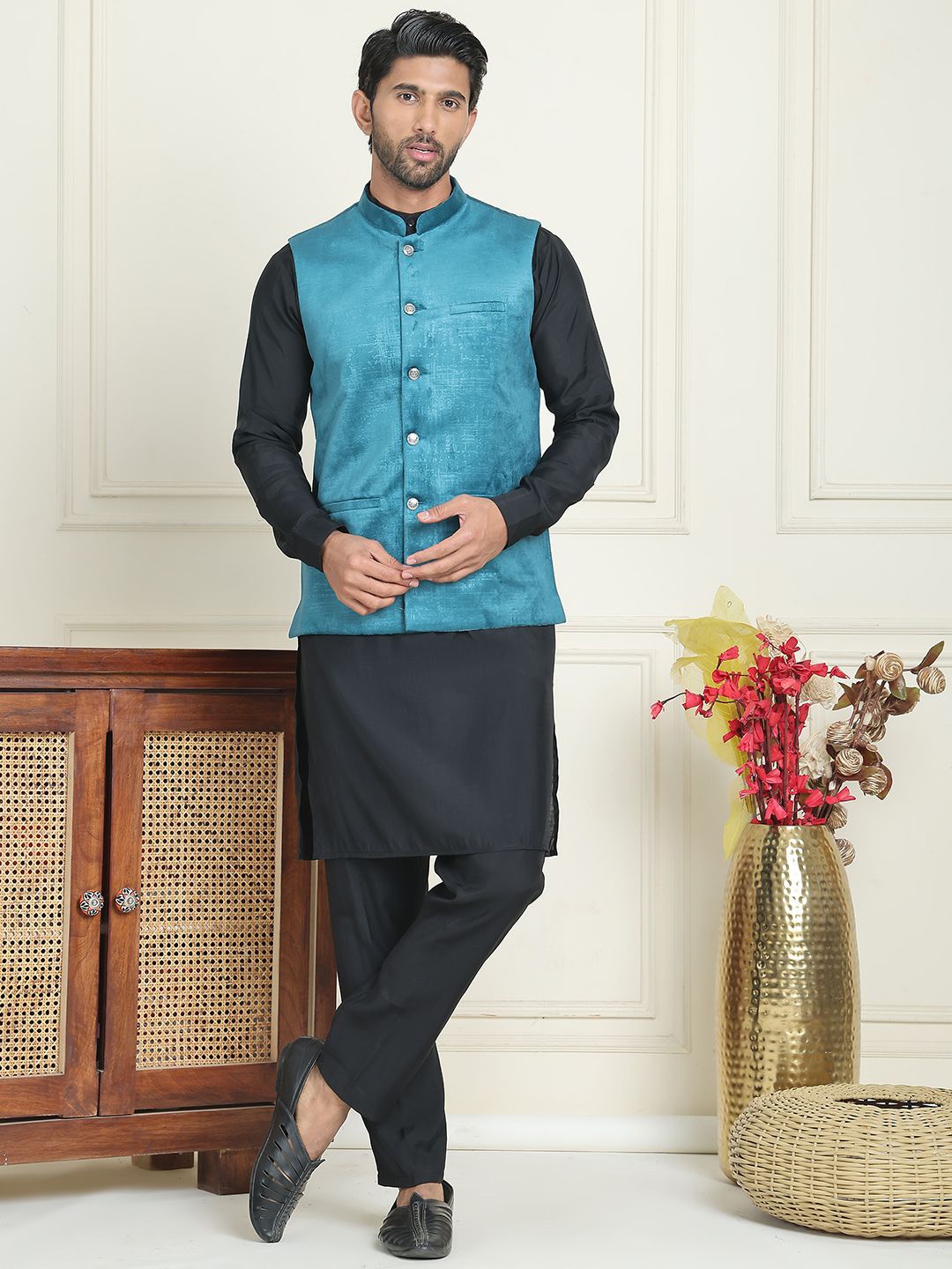 

Anouk Black Band Collar Straight Kurta With Pyjamas & Velvet Nehru Jackets