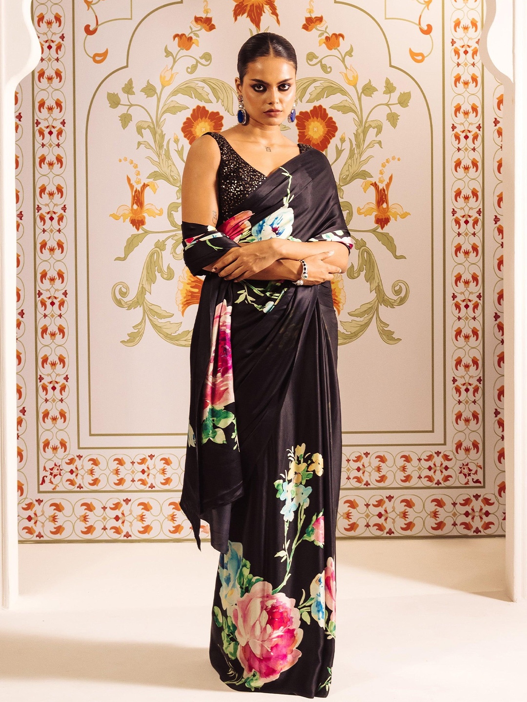 

Vintro Floral Satin Saree With Blouse Piece, Black