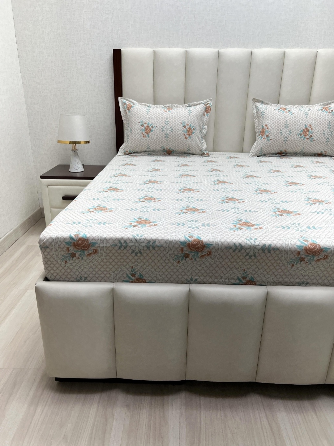 

Pure Decor Velar Fur Sib White Printed 400 TC Cotton King Bedsheet Set 2.74 m x 2.74 m
