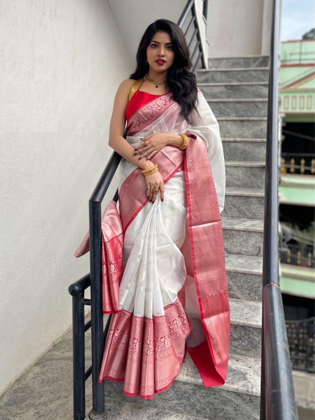 

APNISHA Woven Design Zari Banarasi Saree, White