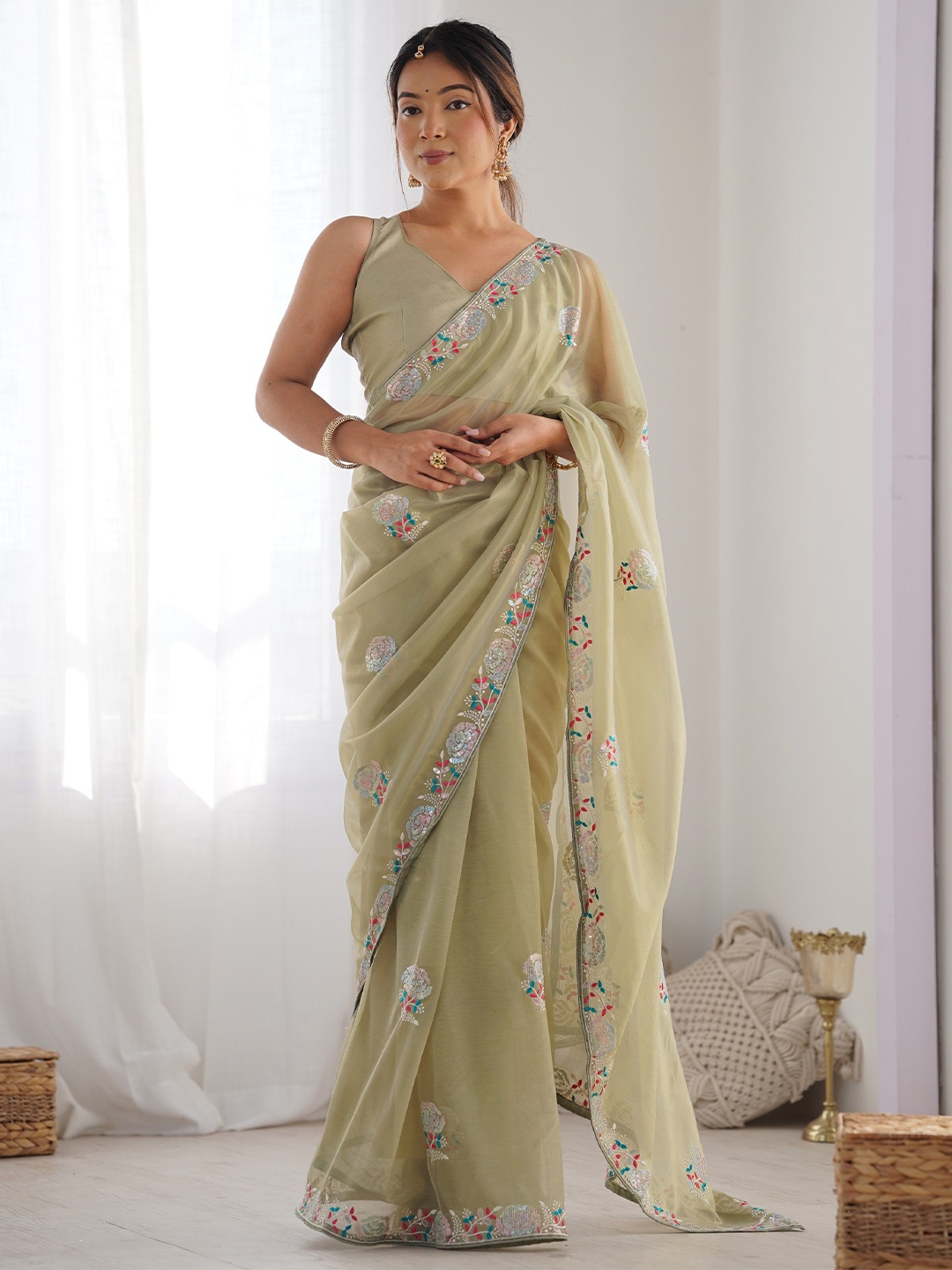 

VARNI FABRICS Embellished Embroidered Net Saree, Green