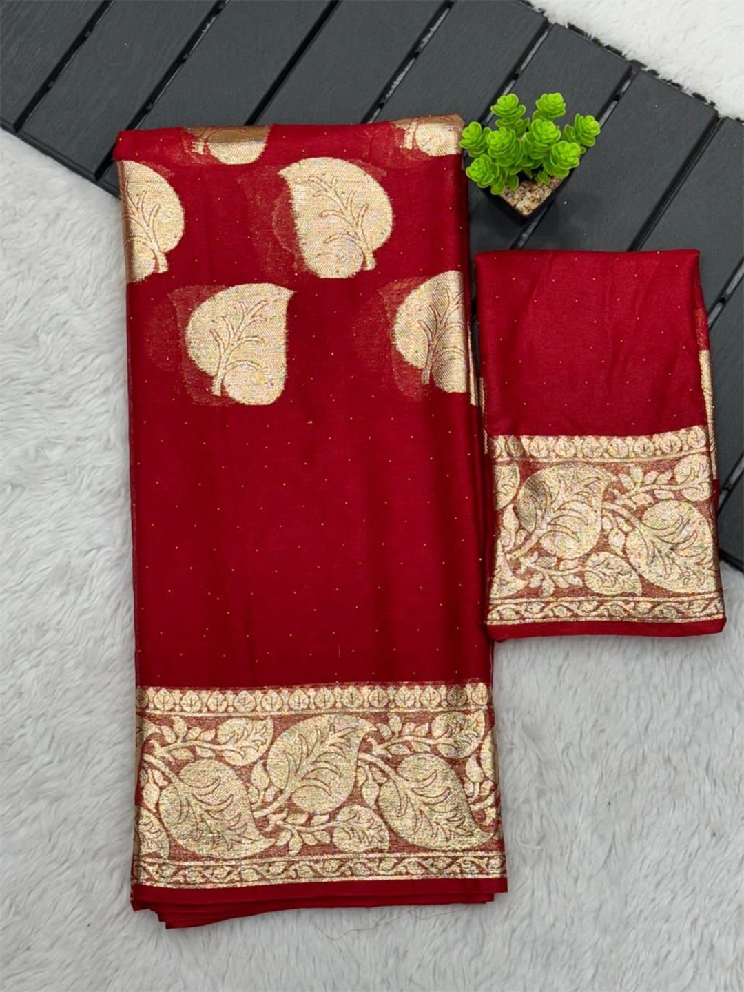 

PAYAL CREATION Woven Design Zari Maheshwari Saree, Red