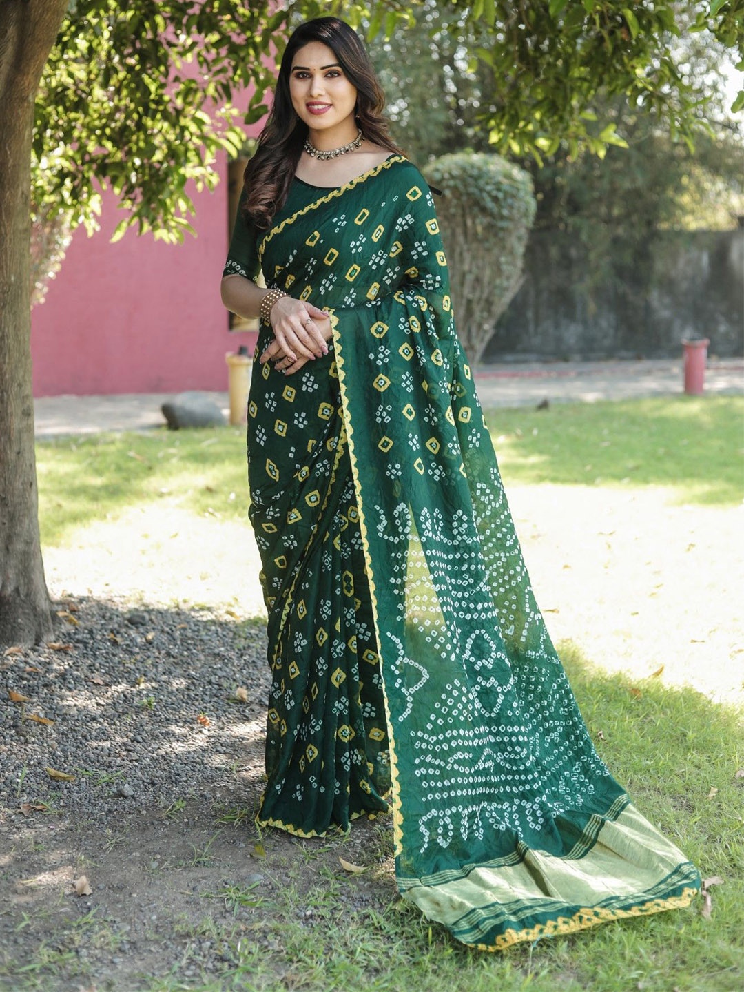 

DIVASTRI Bandhani Printed Silk Saree With Unstitched Blouse Piece, Green