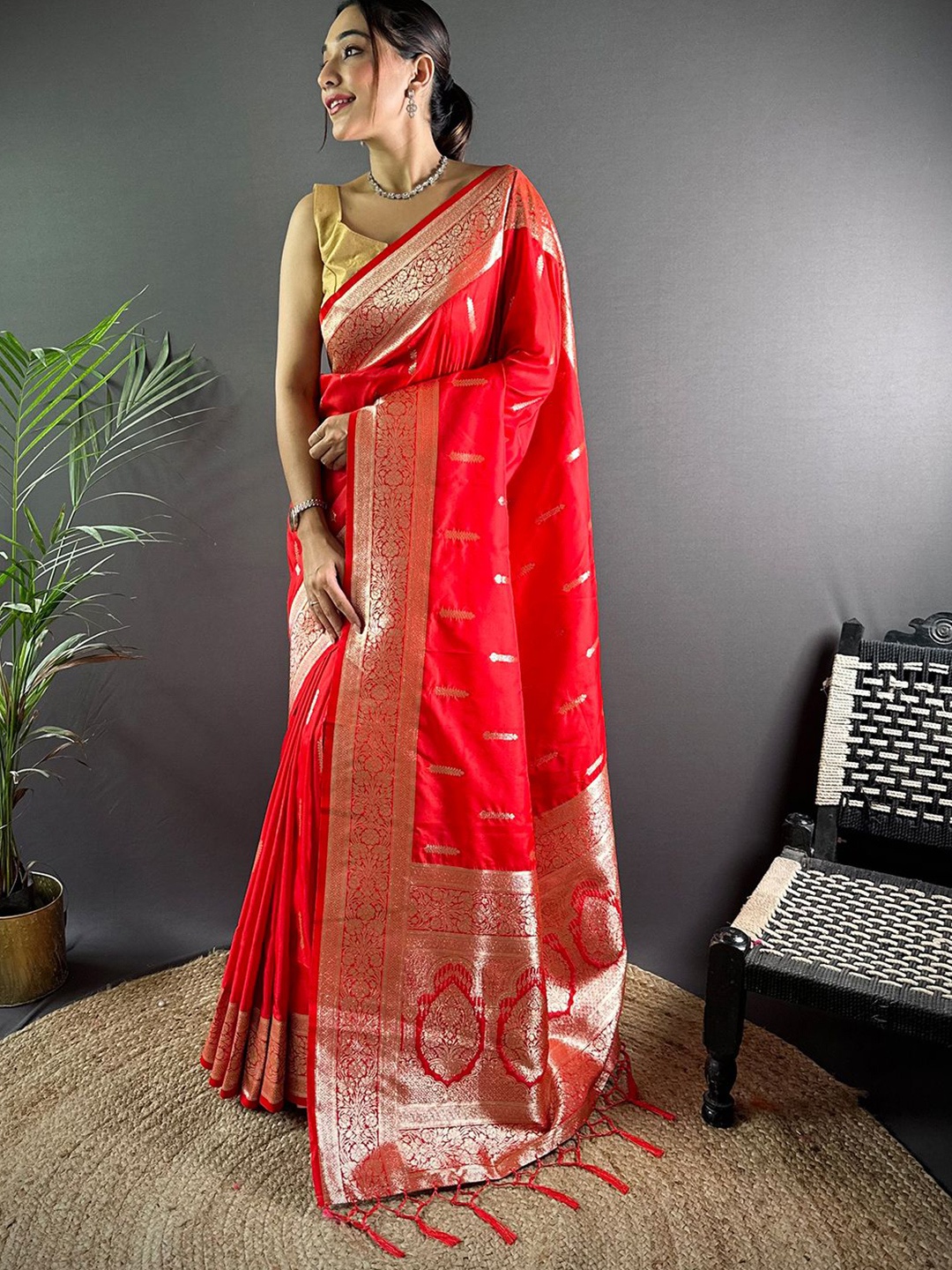 

LeeliPeeri Designer Woven Design Zari Banarasi Saree, Red