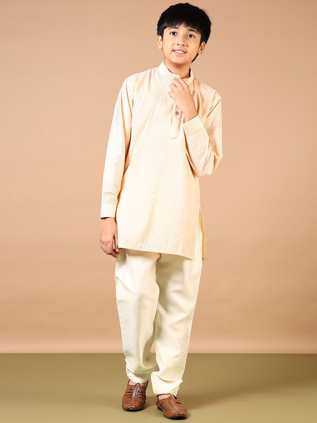 

V-Mart Boys Striped Self Design Band Collar Sequinned Kurta With Pyjamas, Peach