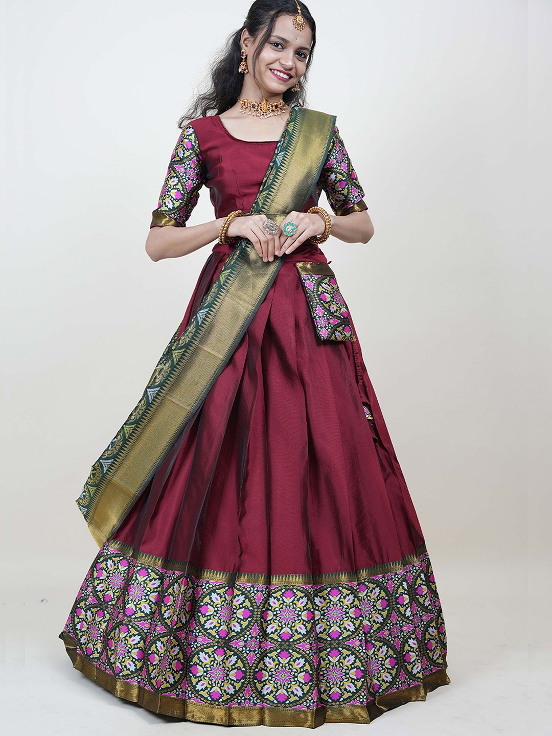 

DIVASTRI Square Neck Silk Semi-Stitched Lehenga & Unstitched Blouse With Dupatta, Maroon