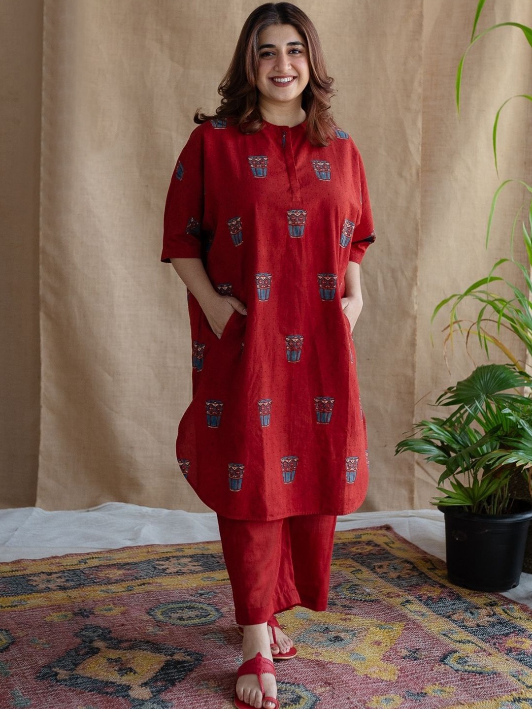 

THE INDIAN ETHNIC CO Red Straight Ajrakh Cotton Kurta