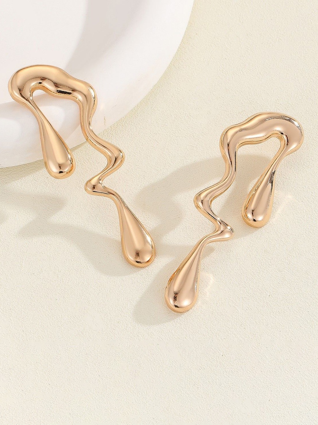

DressBerry Gold-Plated Contemporary Shaped Drop Earring