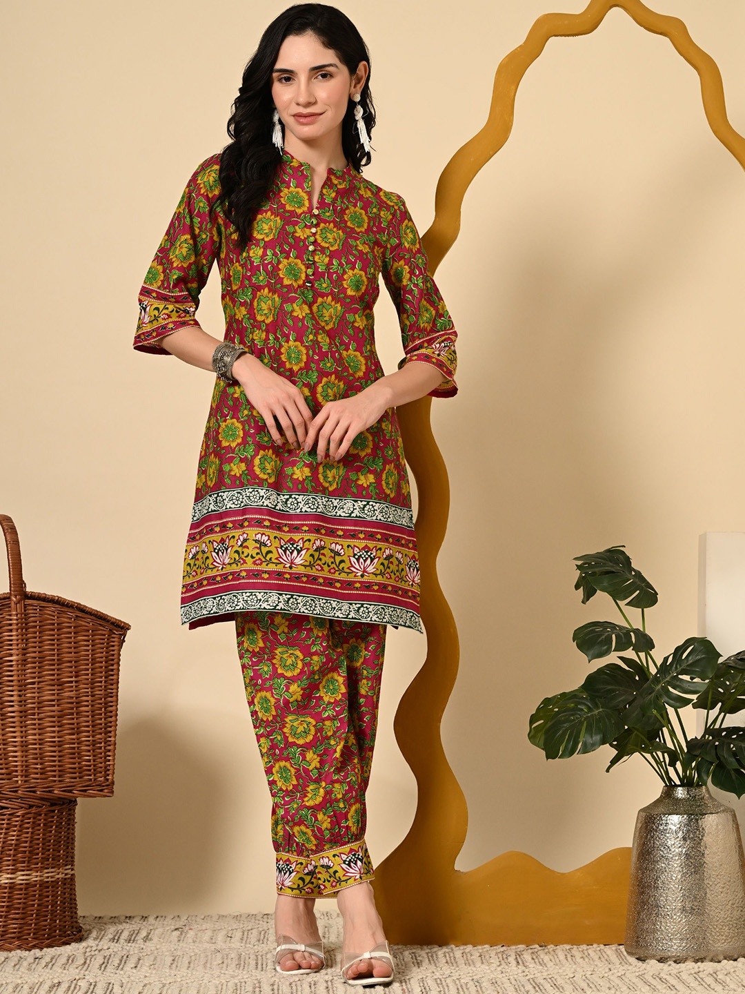 

Netreyam Floral Printed Mandarin Collar Straight Kurta With Salwar, Maroon