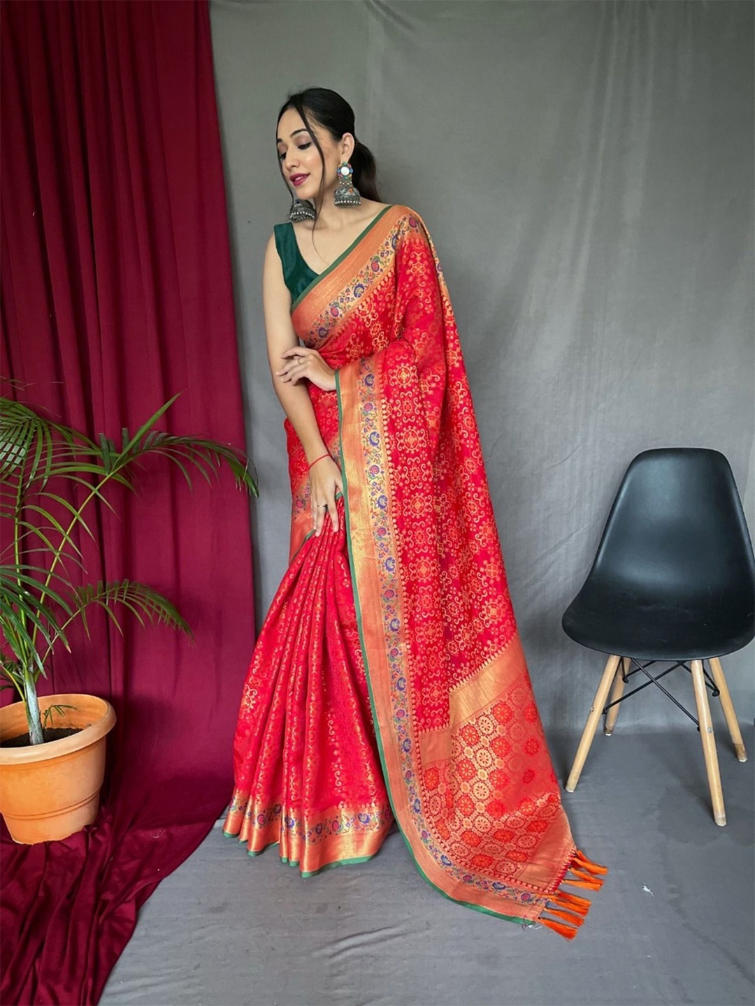 

DIVASTRI Woven Design Zari Banarasi Patola Saree, Pink