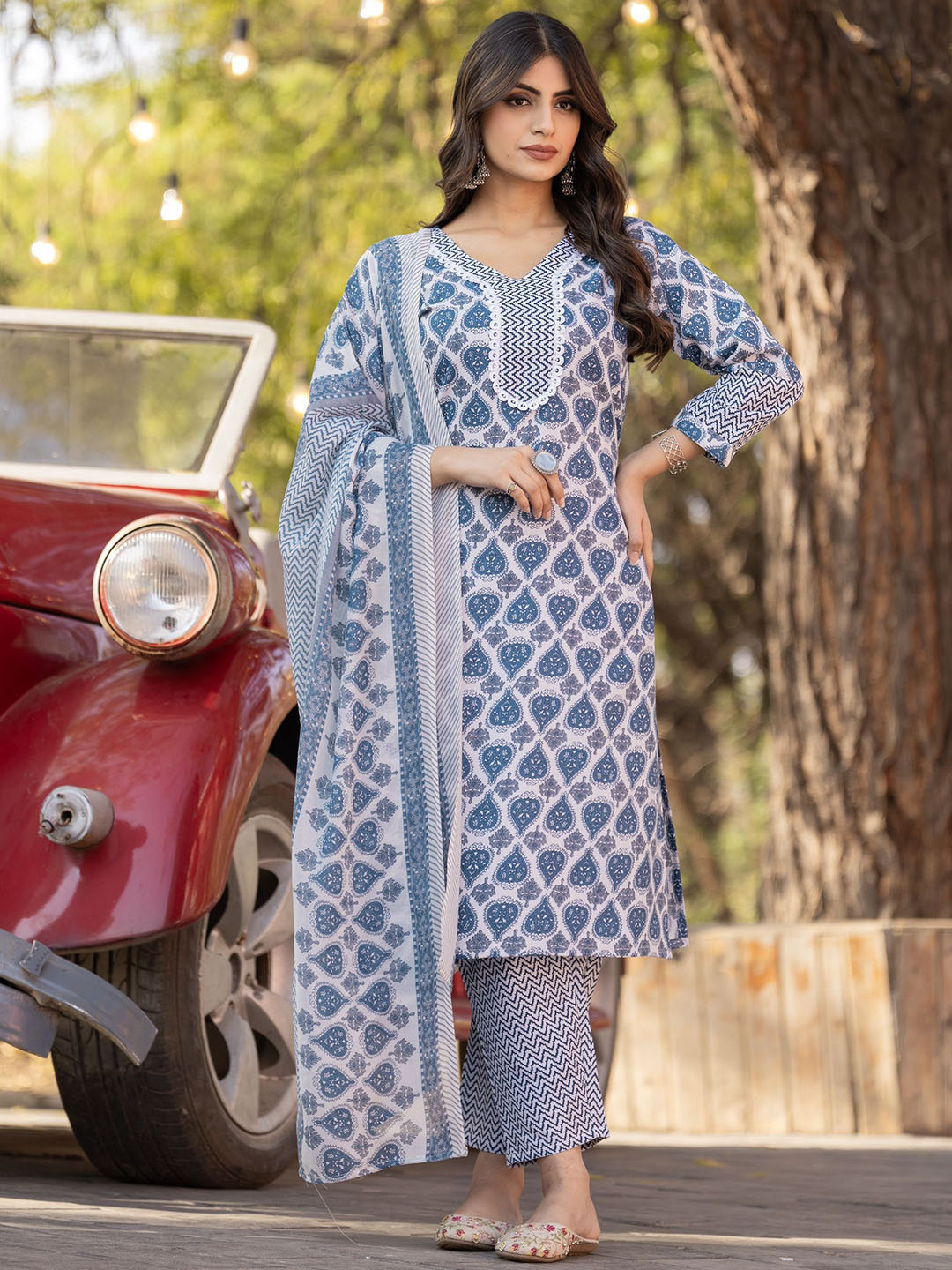 

HERE&NOW Ethnic Motifs Printed V-Neck Straight Kurta With Trouser And Dupatta, Blue