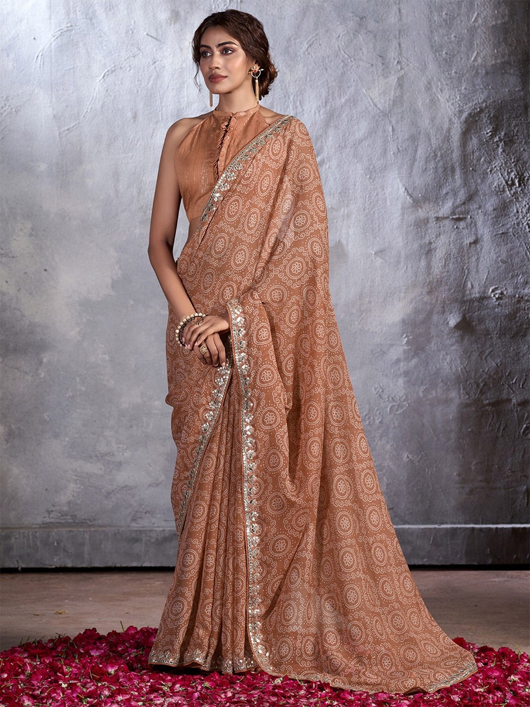 

DIVASTRI Ethnic Motifs Embroidered Poly Chiffon Saree, Brown