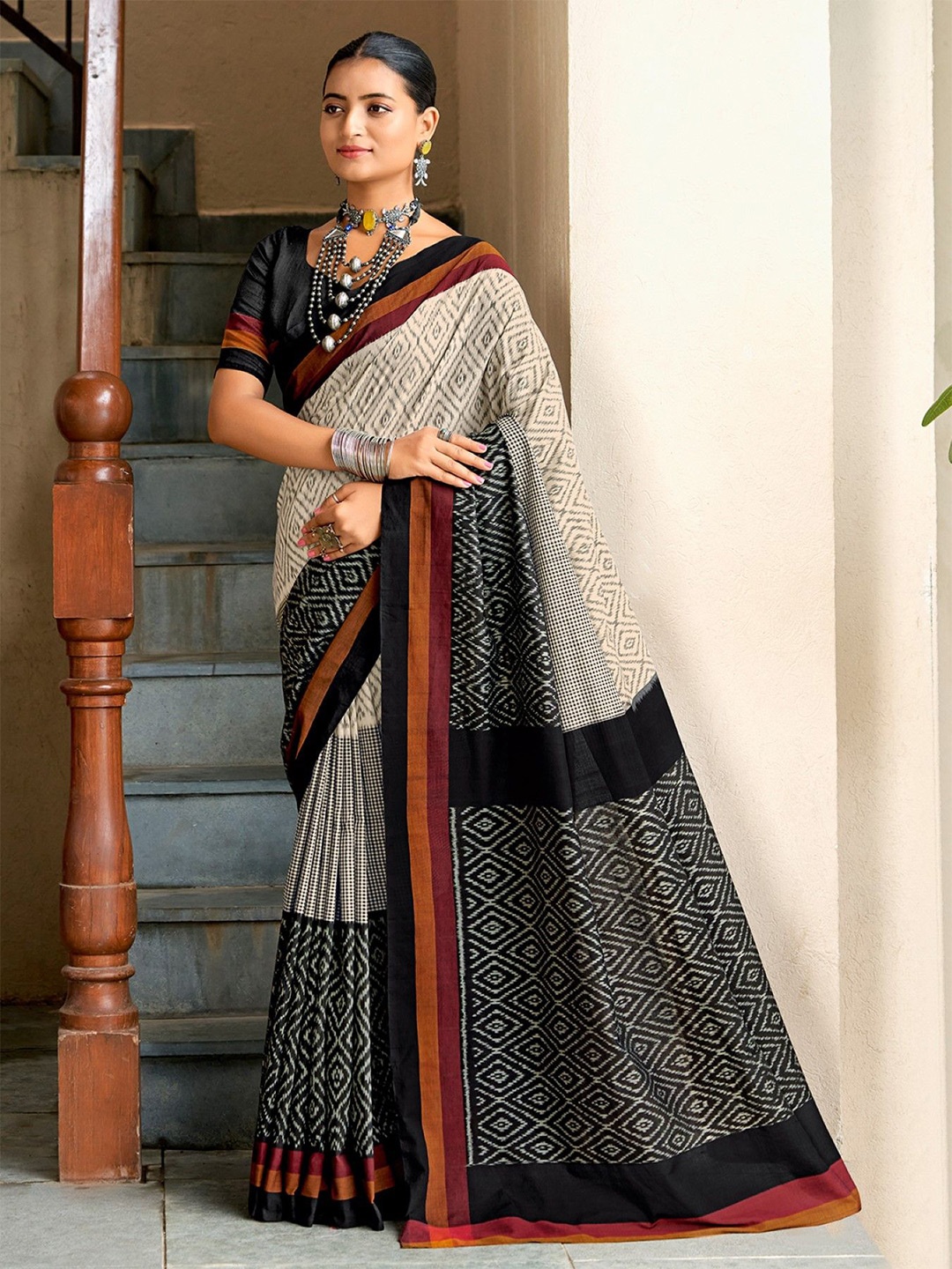 

DIVASTRI Geometric Printed Ikat Saree With Unstitched Blouse Piece, Beige