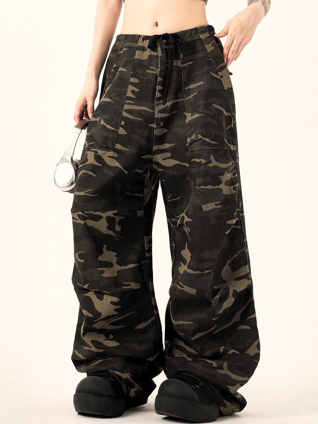 

DressBerry Women Camouflage Printed Parallel Trousers, Green