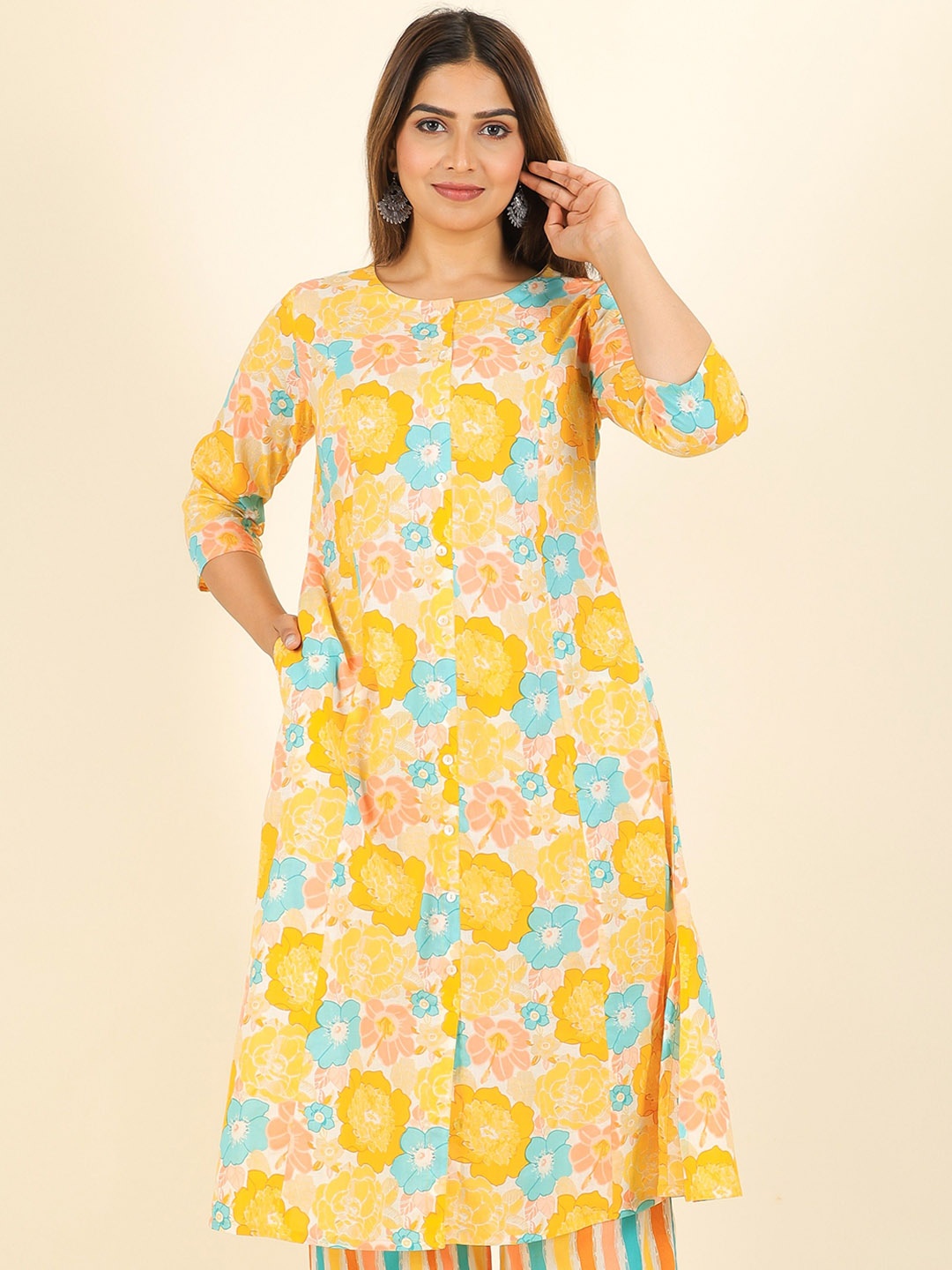 

Aramya Floral Printed Round Neck Pure Cotton Straight Kurta, White