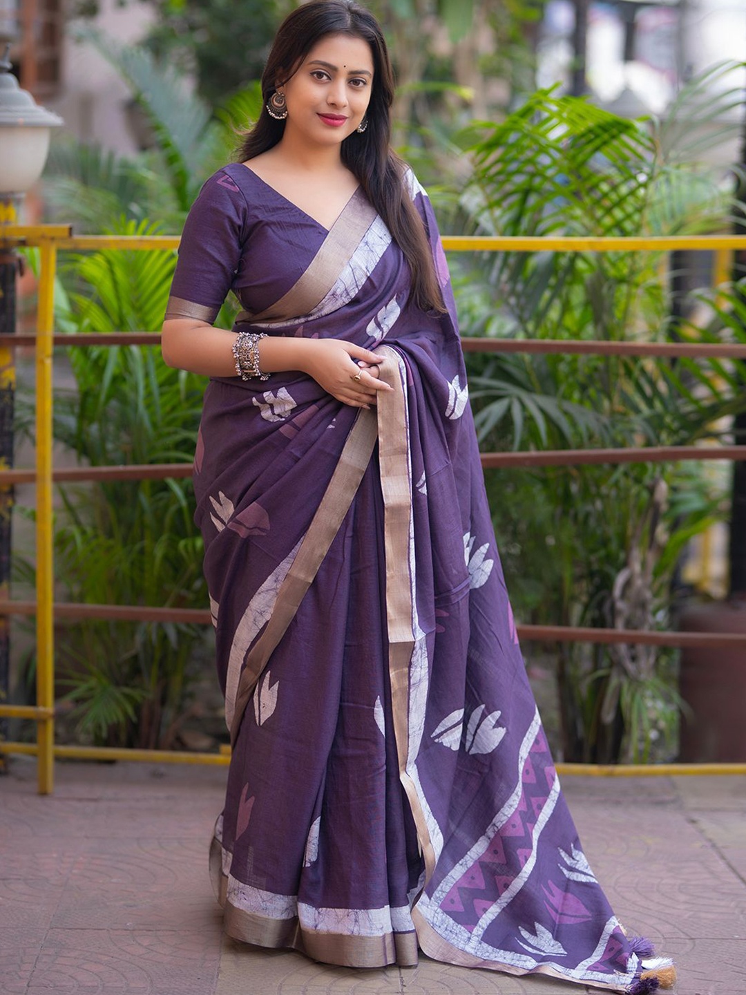 

LeeliPeeri Designer Floral Printed Zari Saree With Unstitched Blouse Piece, Lavender