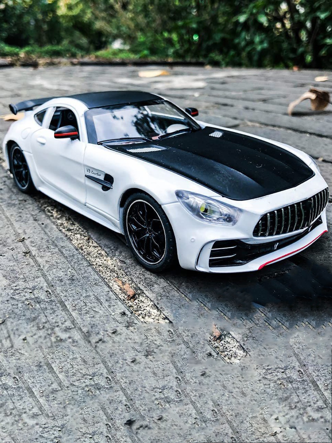 

DEUSON ECOM 1:24 Scale Model AMG GTR With Light Sound Pullback Openable Door Toy Vehicles, White