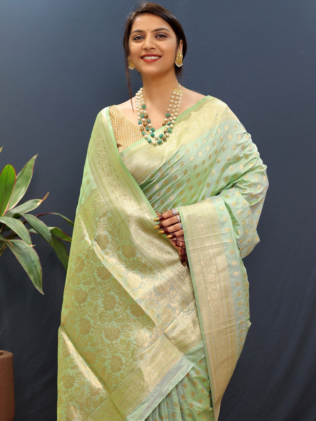 

Kandora Woven Design Zari Pure Silk Banarasi Saree, Fluorescent green