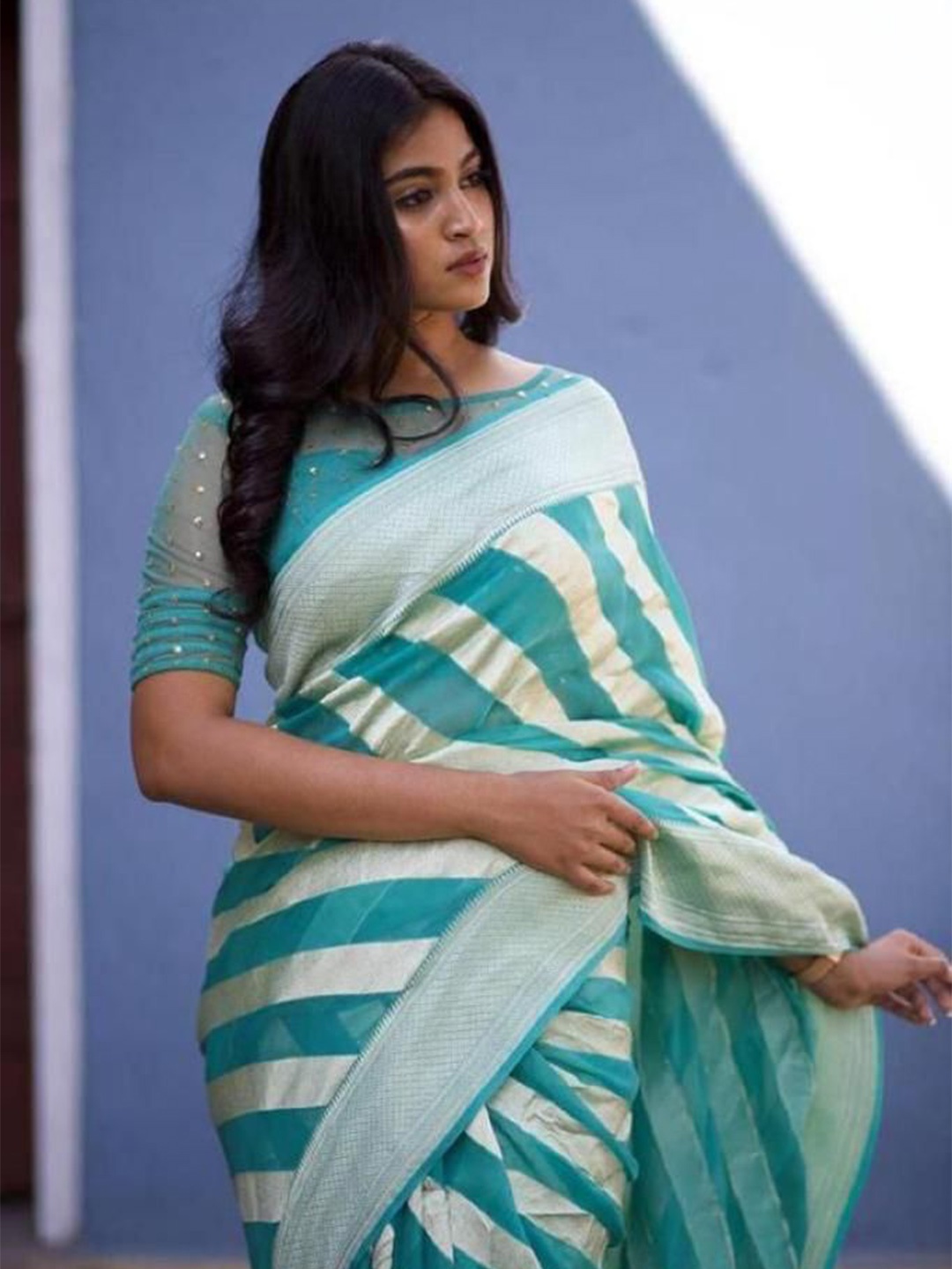 

APNISHA Woven Design Zari Pure Silk Banarasi Saree, Turquoise blue