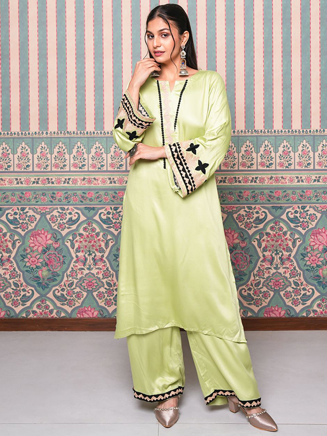 

Label Ishnya Embroidered Notch Neck Kurta & Palazzos, Green