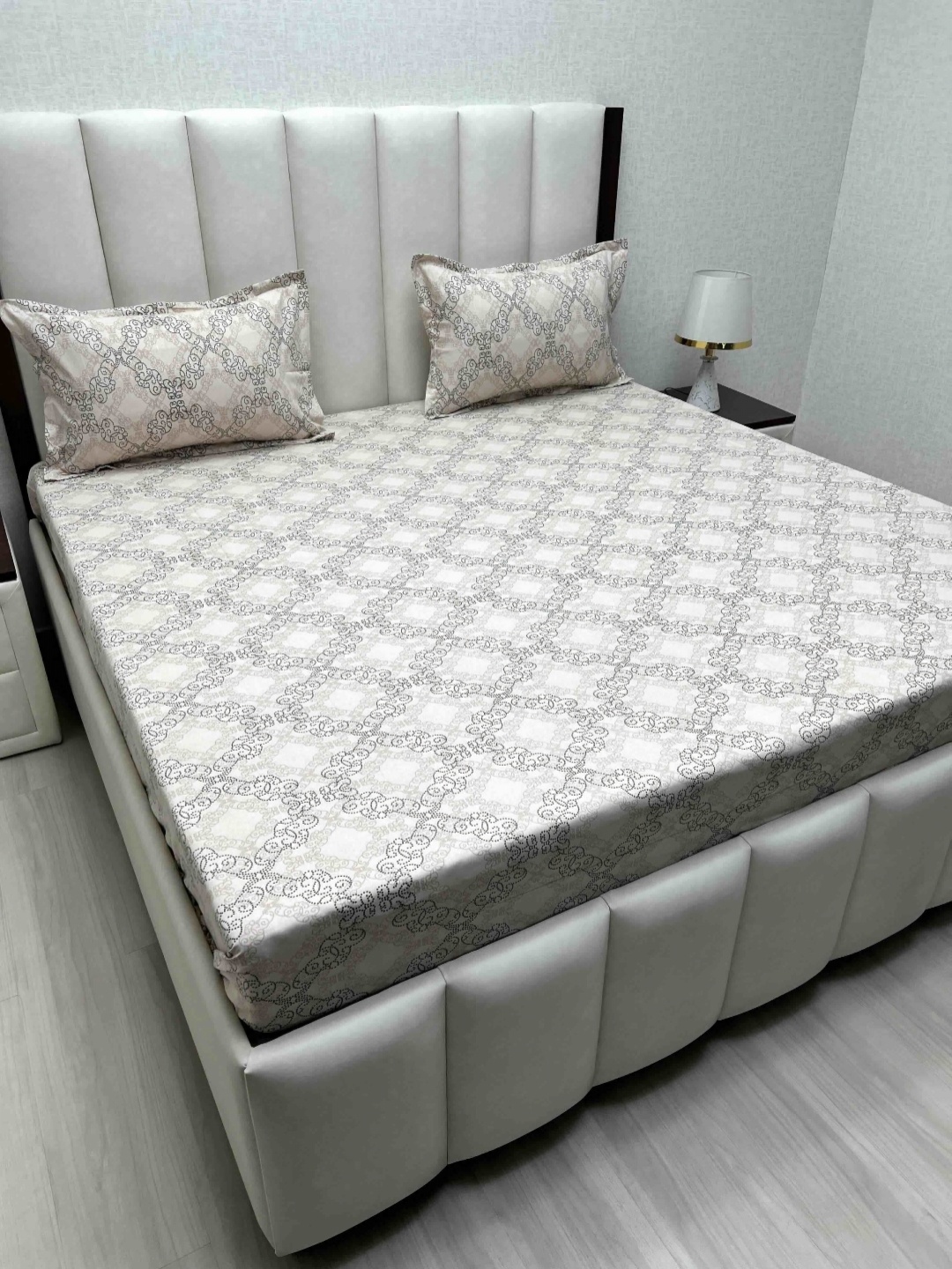 

Pure Decor Velar Fur Sib Black Printed 380 TC Cotton King Bedsheet Set 2.74 m x 2.74 m