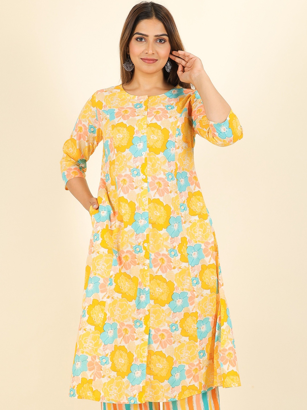 

Aramya Floral Printed Round Neck A-Line Kurta, White