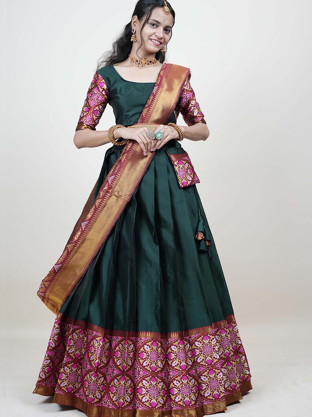 

DIVASTRI Square Neck Silk Semi-Stitched Lehenga & Unstitched Blouse With Dupatta, Green