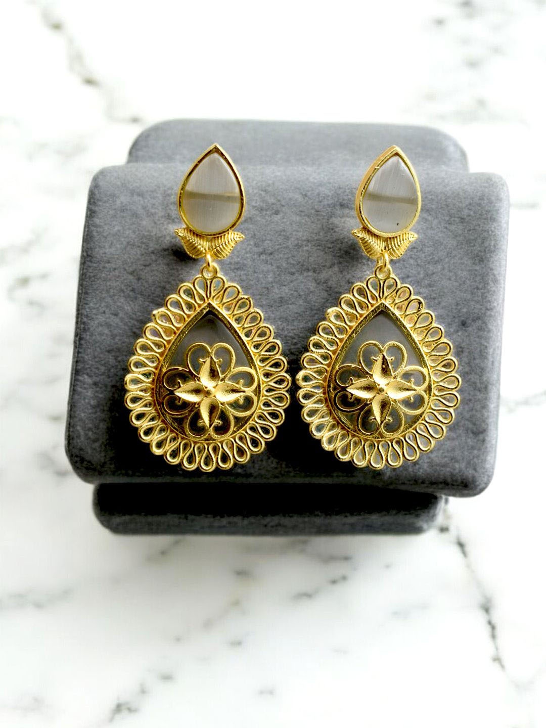 

TISHUL JEWELS Gold-Plated Artificial Stones Studded Teardrop Shaped Drop Earrings