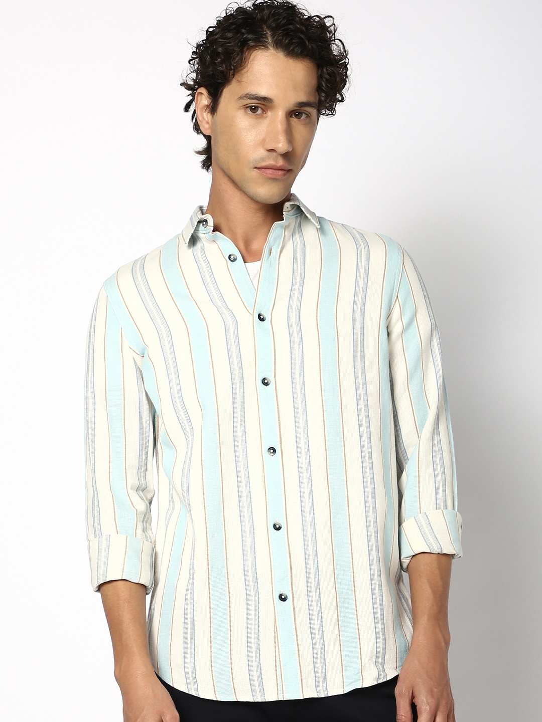 

Blue Buddha Men Tailored Fit Spread Collar Vertical Striped Cotton Casual Shirt