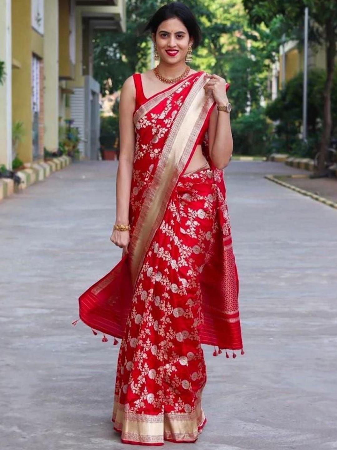 

APNISHA Woven Design Zari Pure Silk Banarasi Saree, Red