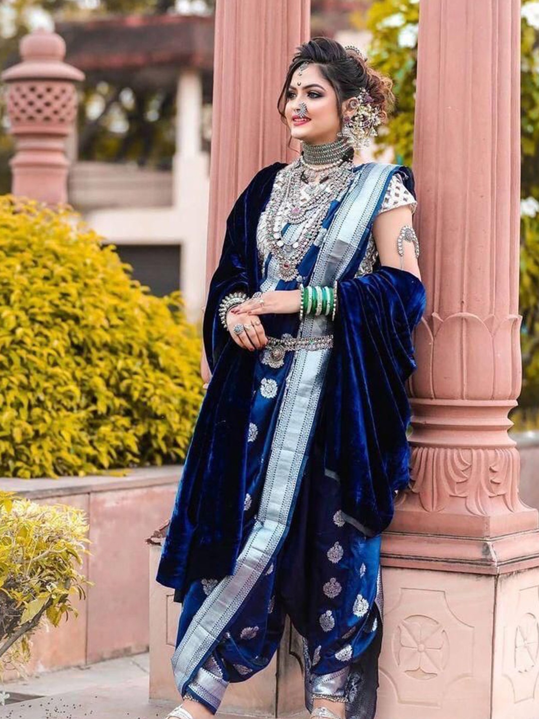 

APNISHA Woven Design Zari Pure Silk Banarasi Saree, Navy blue