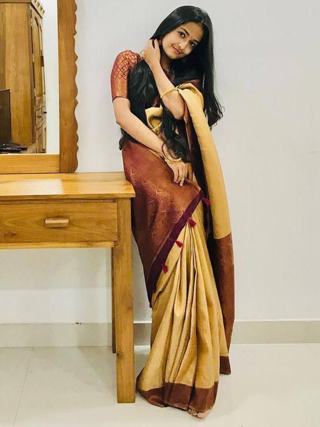 

APNISHA Woven Design Zari Pure Silk Banarasi Saree, Gold