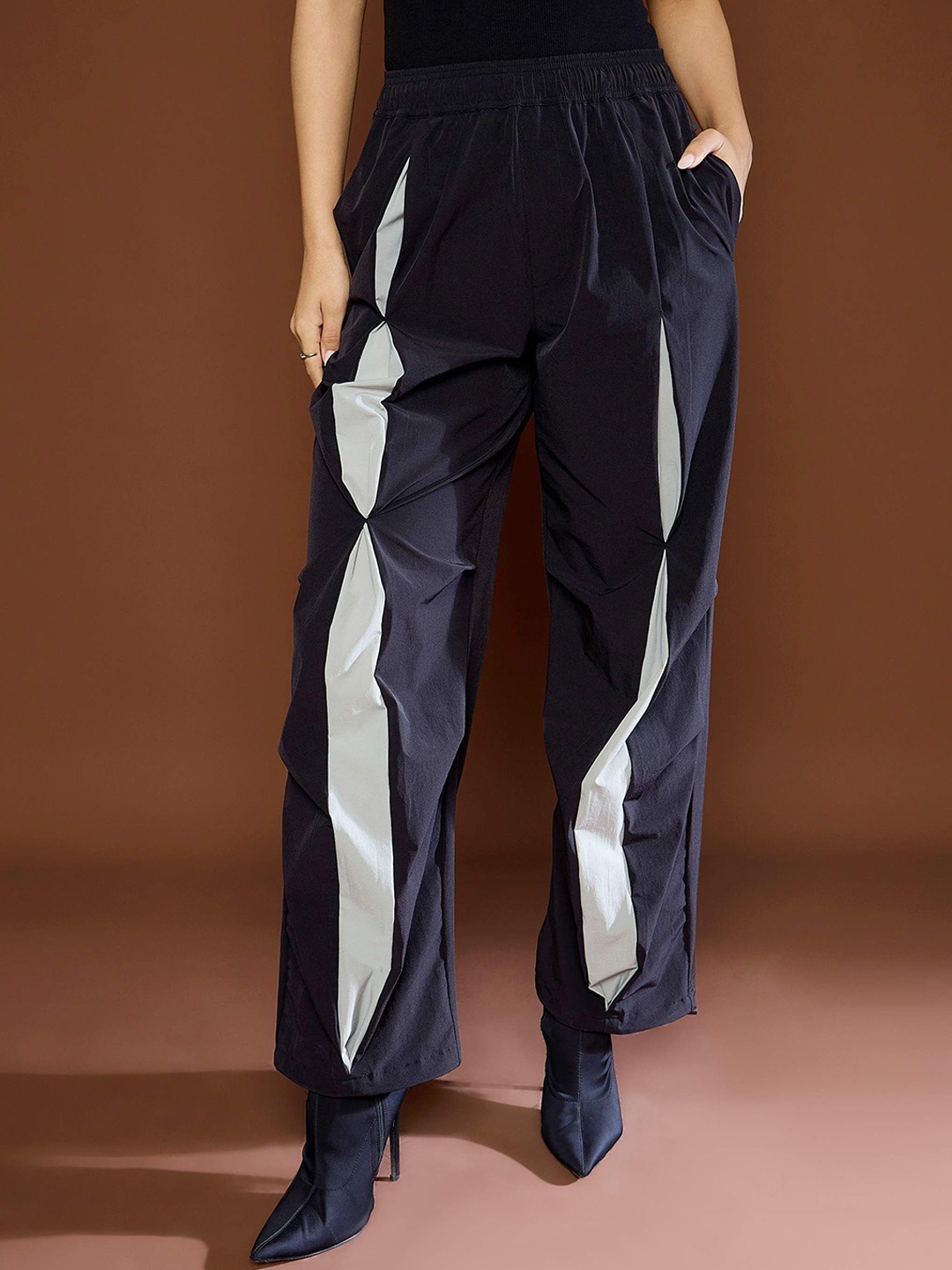 

SASSAFRAS Women Front Invert Pleat Baggy Parachute Pants, Black