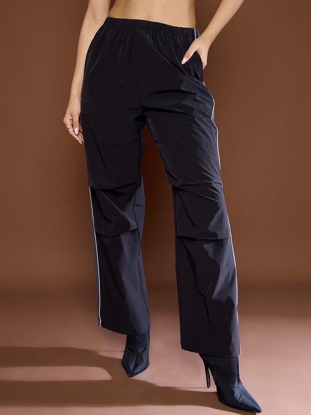 

SASSAFRAS Women Side Panel Baggy Parachute Pants, Black