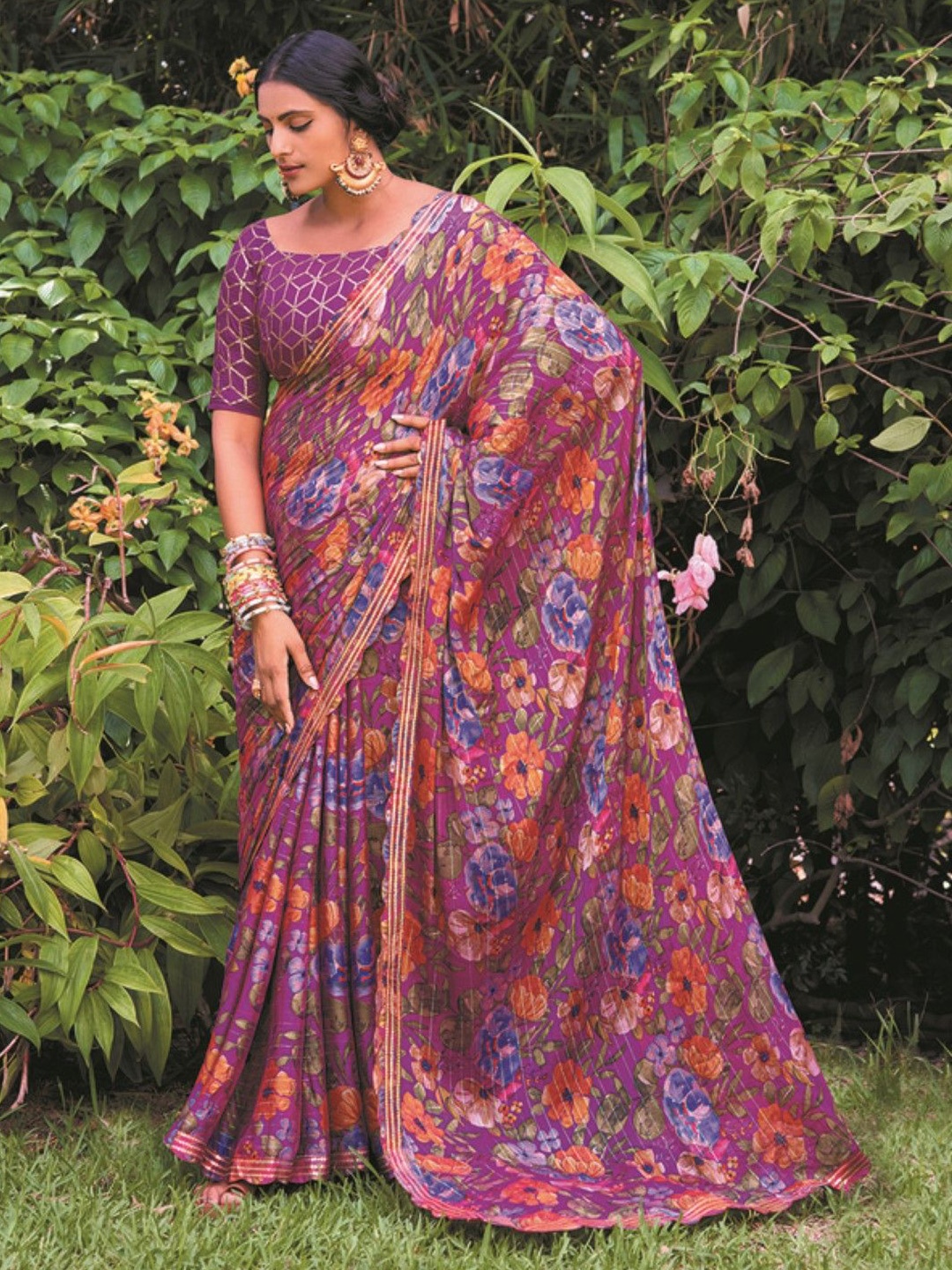 

DIVASTRI Floral Printed Sequinned Saree, Pink