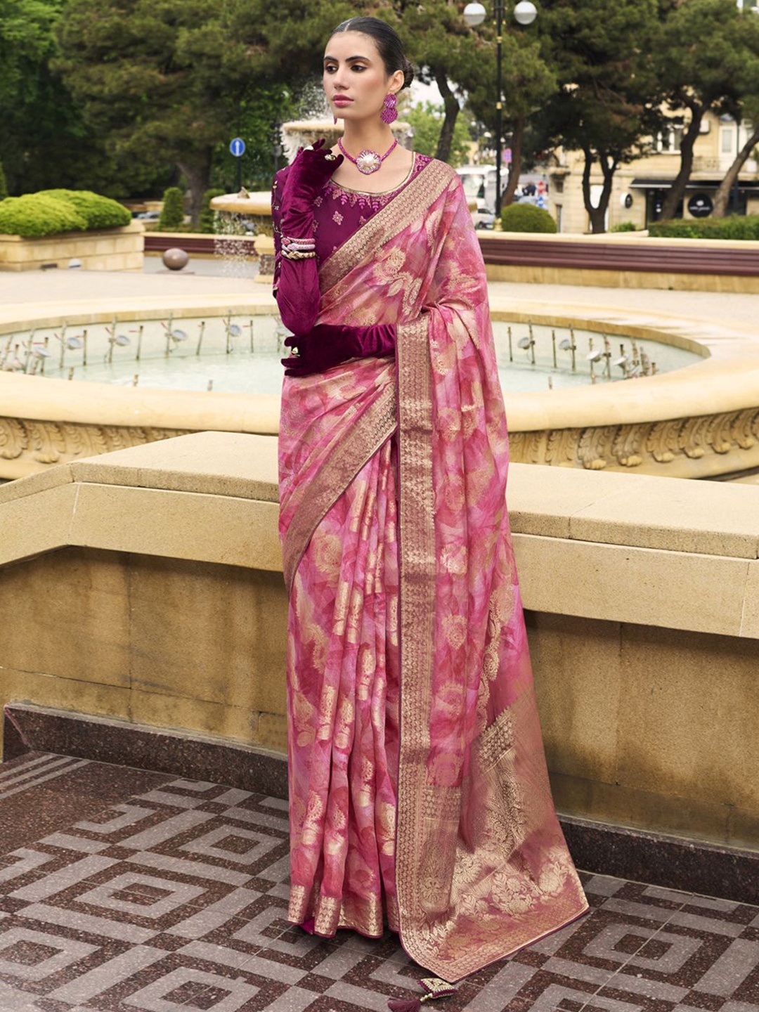 

Meena Bazaar Ethnic Motifs Woven Design Zari Saree, Pink