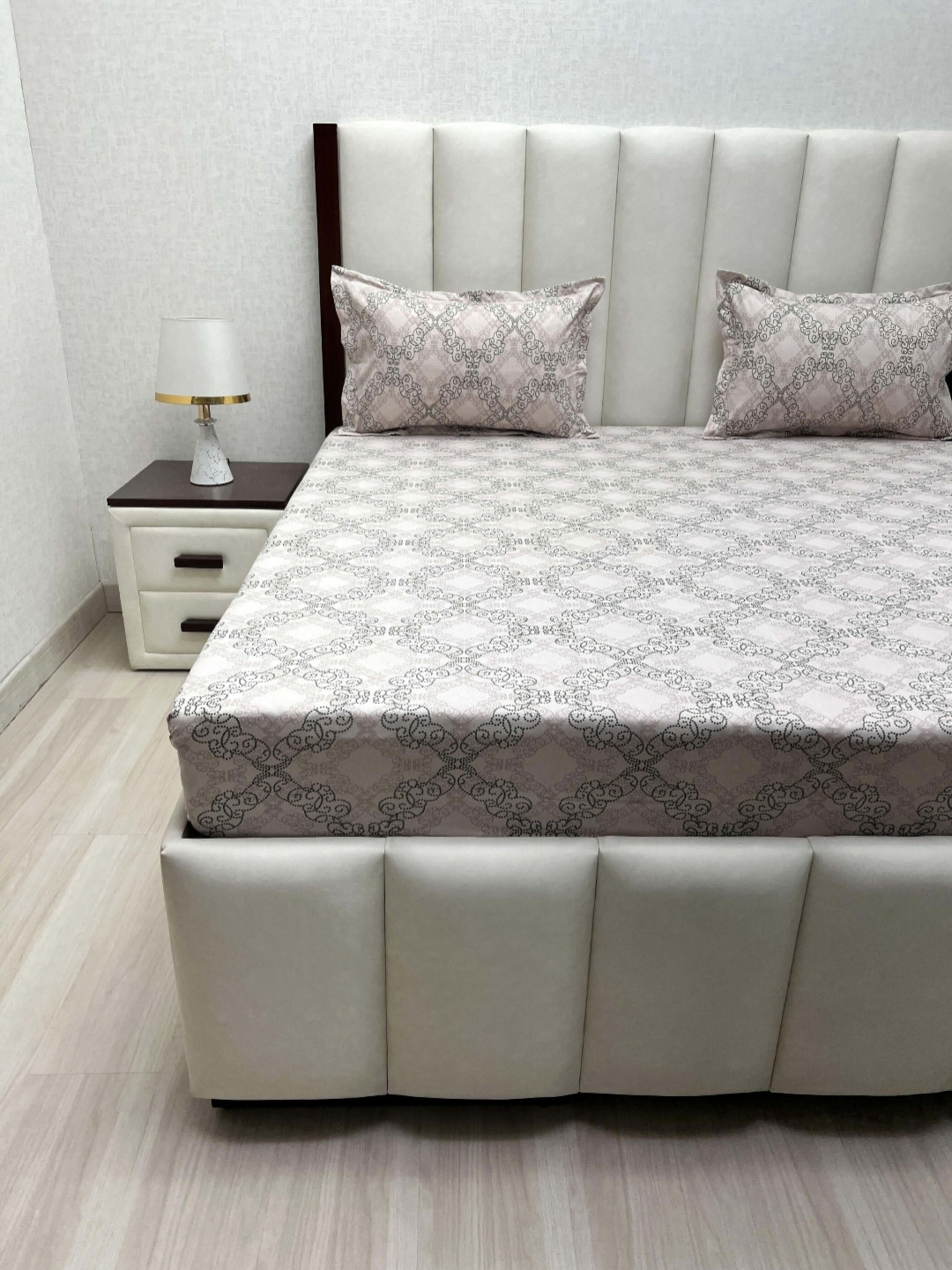 

Pure Decor White Geometric Printed 380 TC Pure Cotton King Bedsheet Set 2.74 m x 2.74 m, Peach