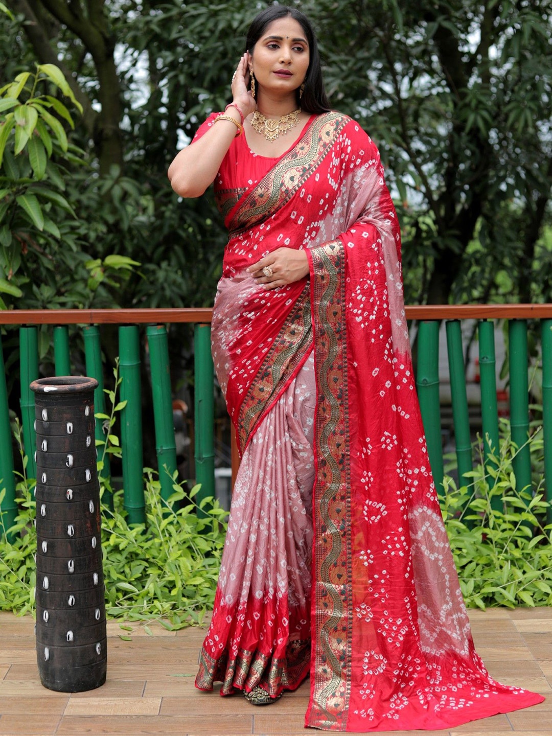 

DIVASTRI Bandhani Printed Zari Bandhani Saree, Red