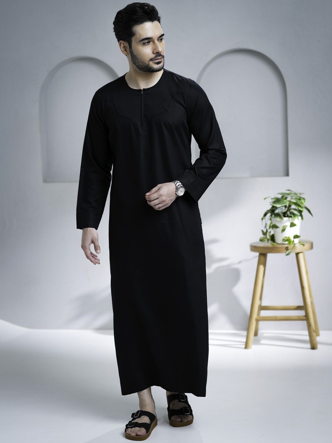 

MASHROO Men Kurvig Omani 2.0 Thobe Jubba Kurta, Black