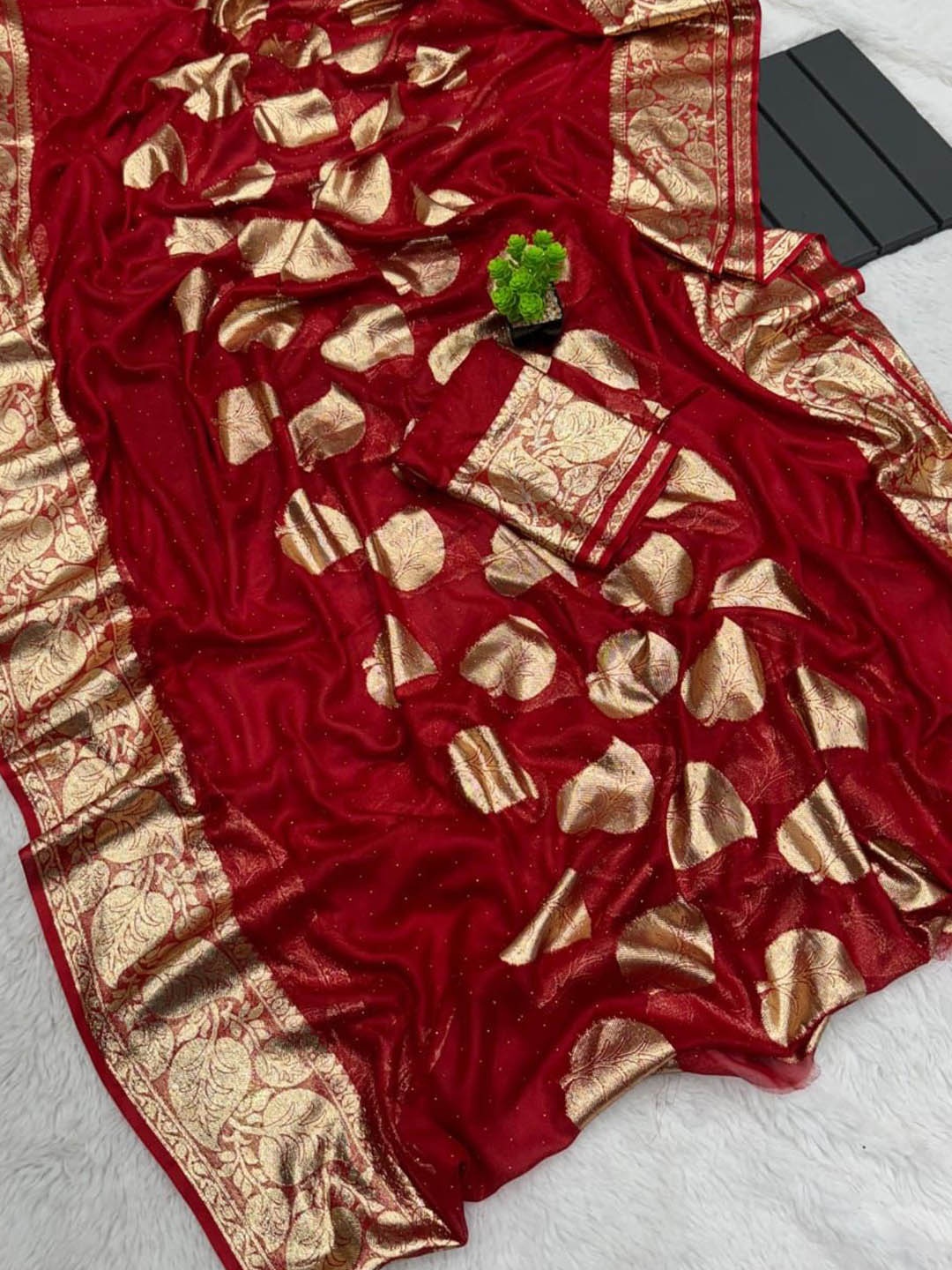 

PAYAL CREATION Woven Design Floral Zari Pure Georgette Saree, Red
