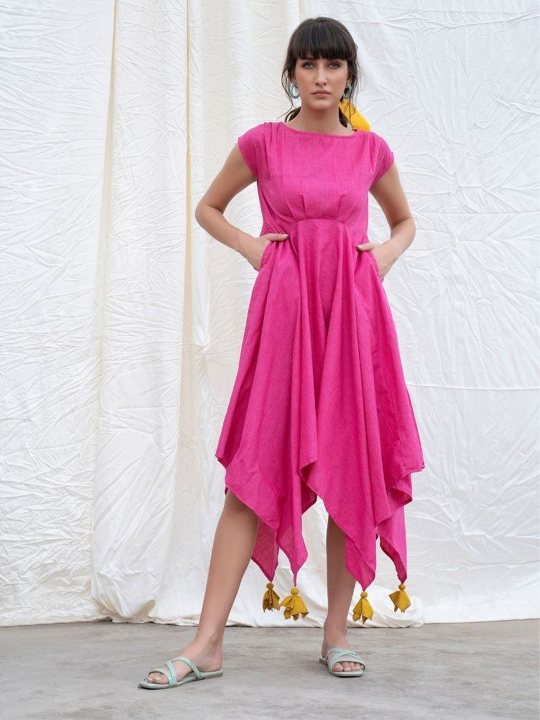 

Abhishti Women Beetroot Pink Mangalgiri Cotton Handkerchief Dress