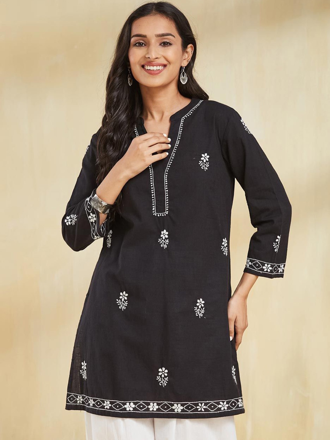 

Fabindia Floral Embroidered Notch Neck Pure Cotton Straight Kurta, Black
