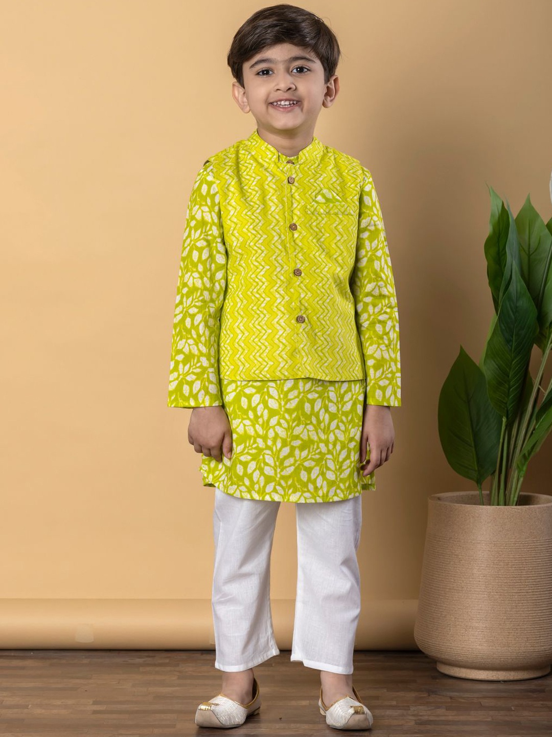 

Readiprint Boys Floral Printed Pure Cotton Kurta With Pyjamas & Nehru Jacket, Green