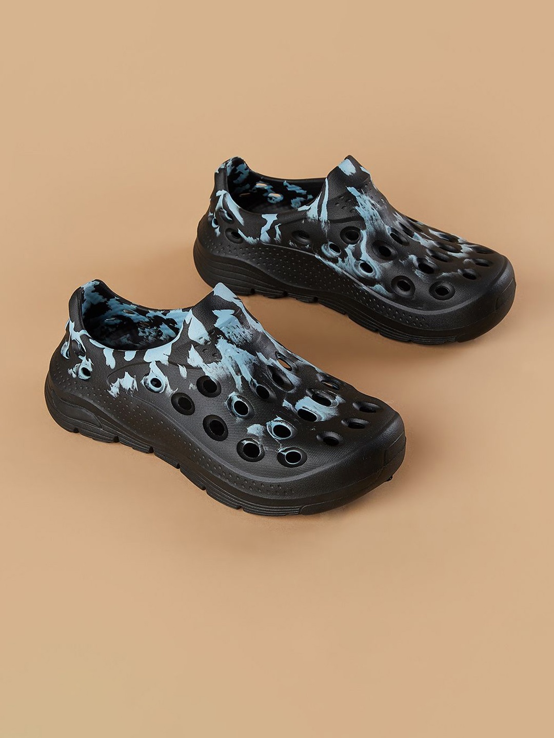 

Forca Men Printed Clogs, Black