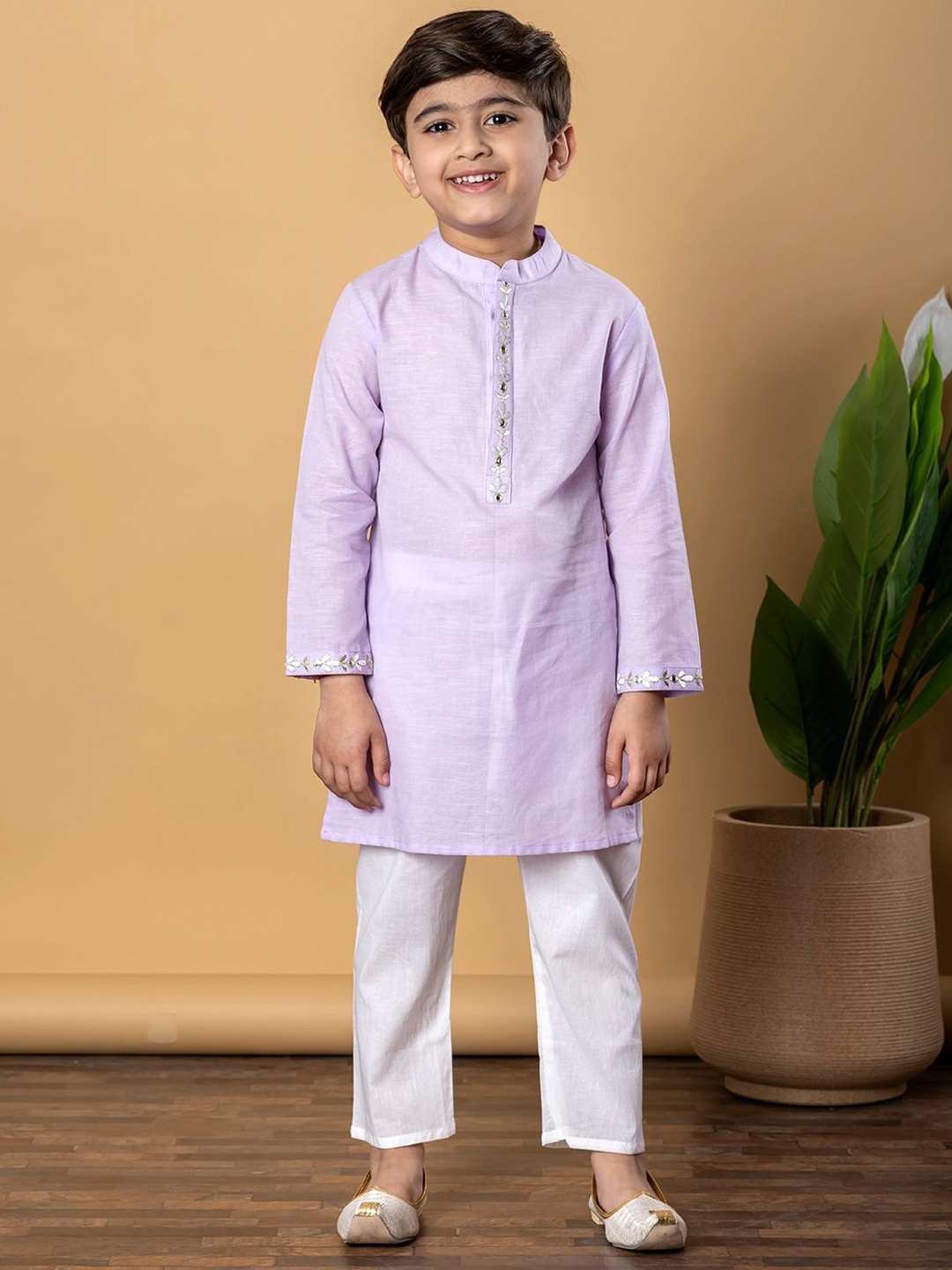 

Readiprint Fashions Boys Floral Embroidered Pure Cotton Straight Kurta With Pyjamas, Lavender