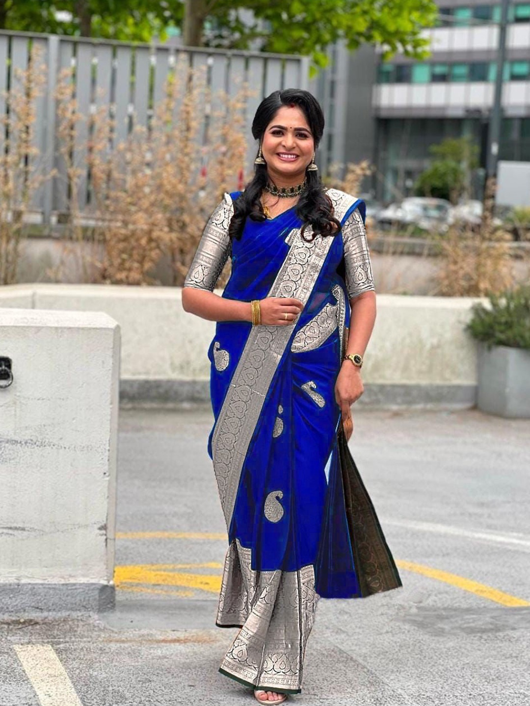 

APNISHA Woven Design Zari Pure Silk Banarasi Saree, Blue