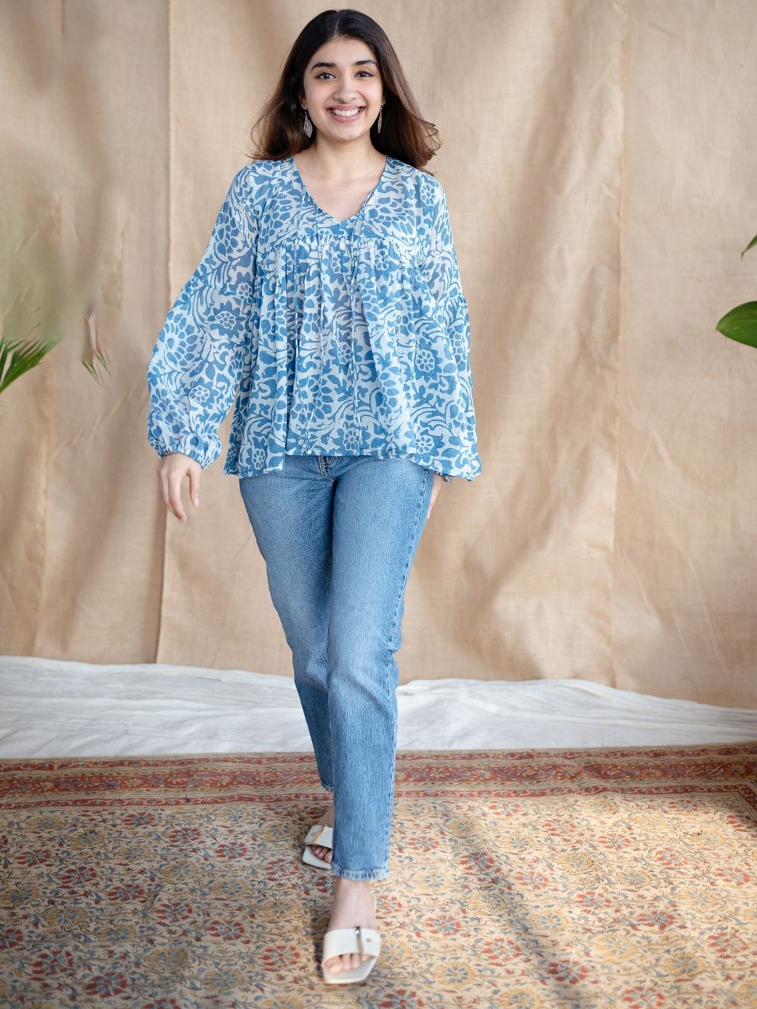 

THE INDIAN ETHNIC CO Women White Batik MulMul Cotton Short Cotton Empire Tops, Blue